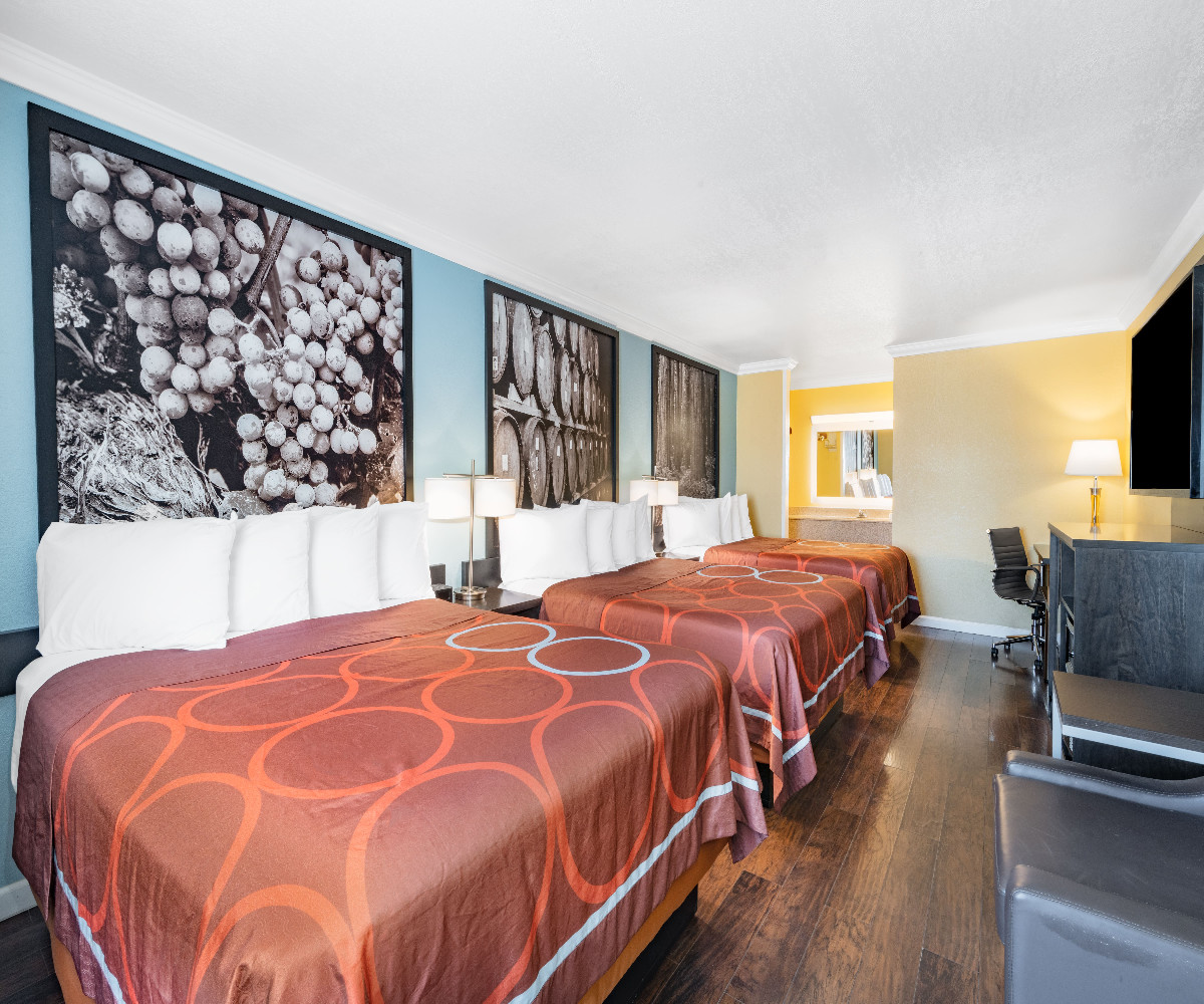 3 Queen Beds, Non-Smoking