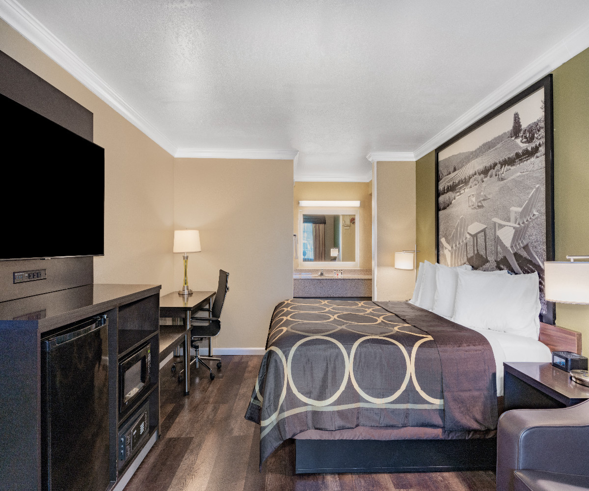 1 King Bed, Non-Smoking